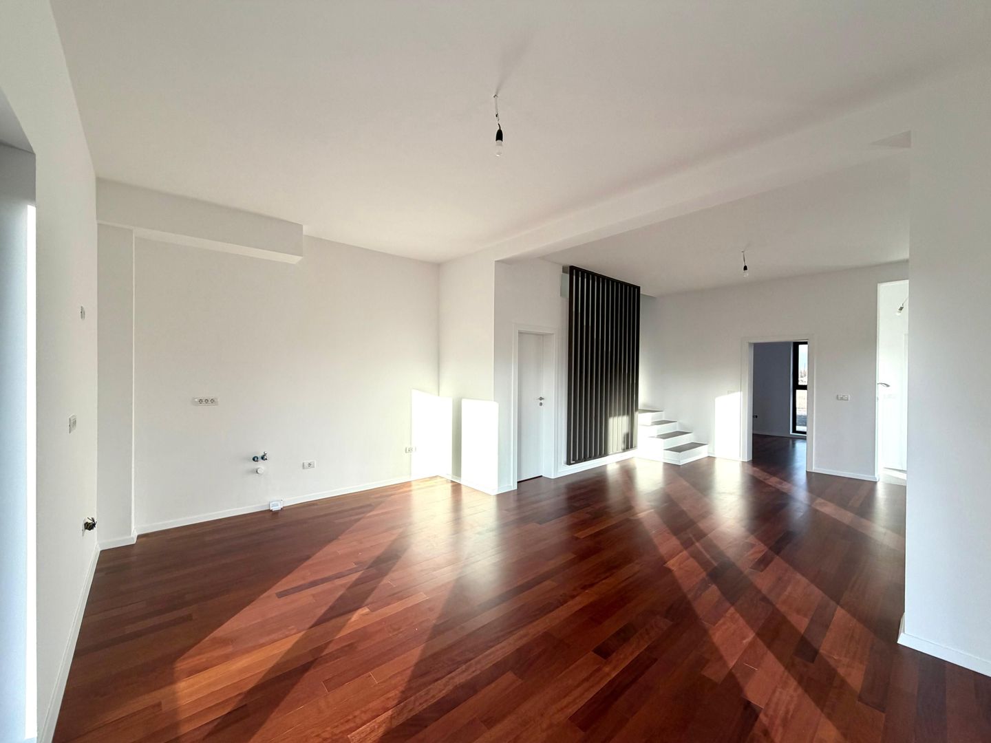Duplex modern - 5 camere - toate utilitatile - Sacalaz - Poză 2