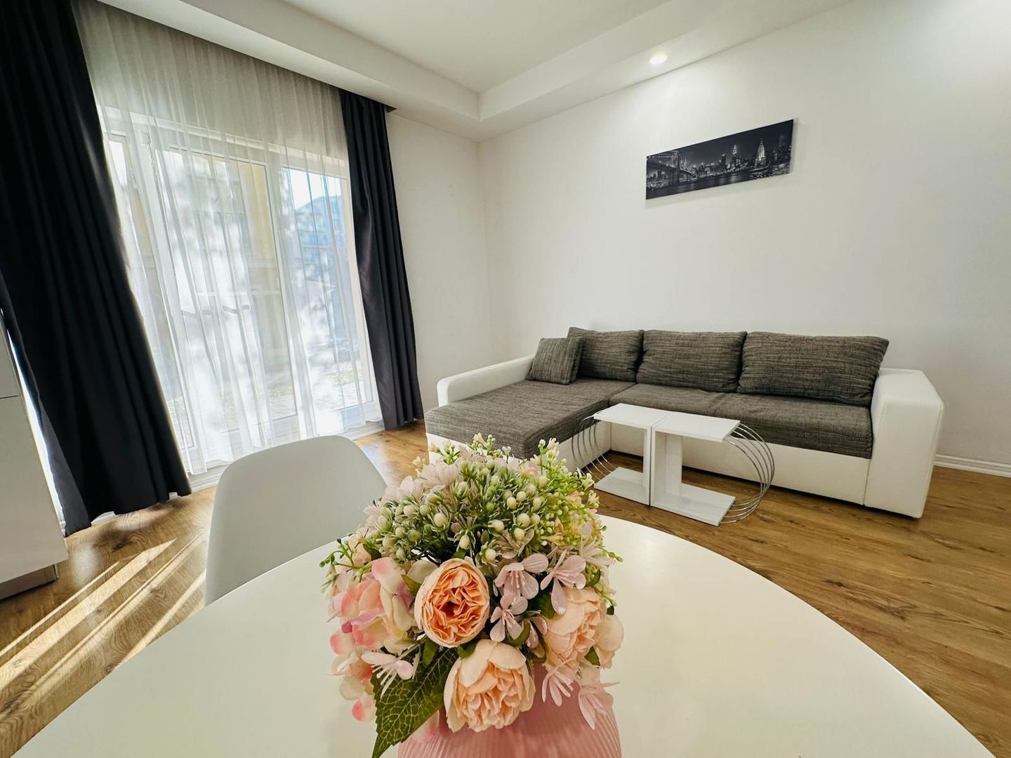 COSMOPOLIS - Apartament cu 2 camere si gradina, mobilat si utilat. - Poză 1