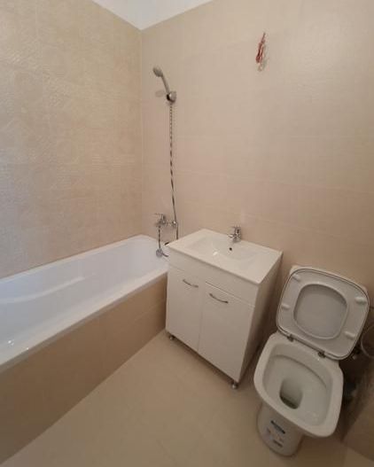 Vând apartament cu 2 camere, decomandat nou  + loc de parcare, situat in complex - Poză 11