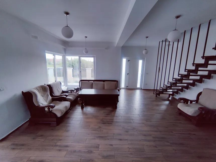 Vilă cu terasă de vis, mansardă cochetă și confort deplin I Sacalaz - Poză 3