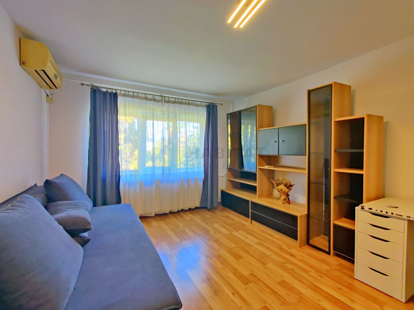 Decomandat, la cateva minute de parc si metrou - Poză 1