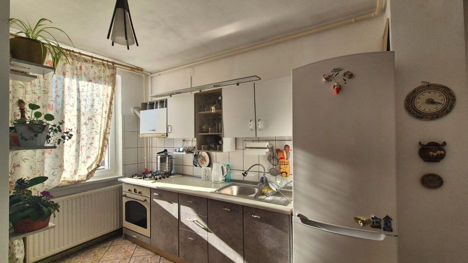 Ideal pentru un cuplu, apartament decomandat, însorit și foarte luminos. - Poză 6