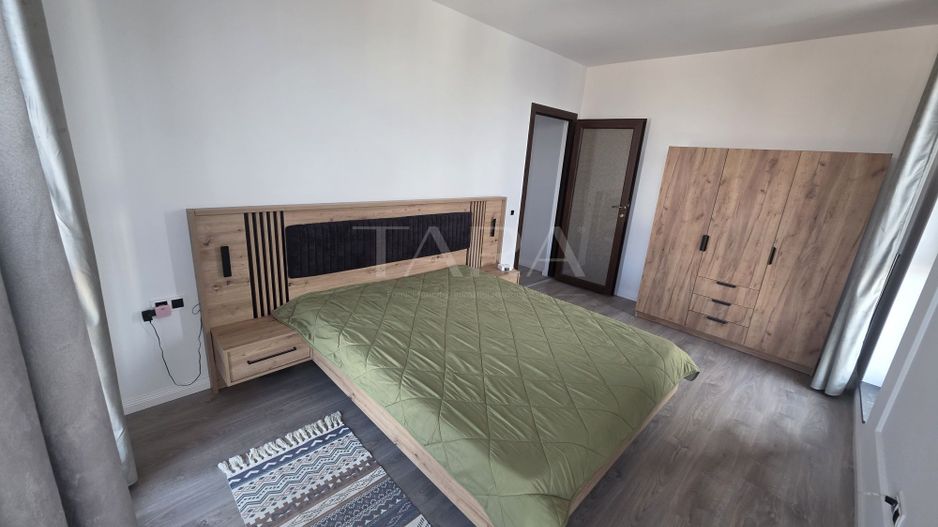 Vând apartament mobilat 3 camere in zona centrala - Poză 1