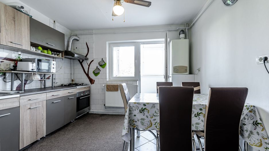 VANDUT! Apartament spațios 2 camere - zona UTA - Poză 3