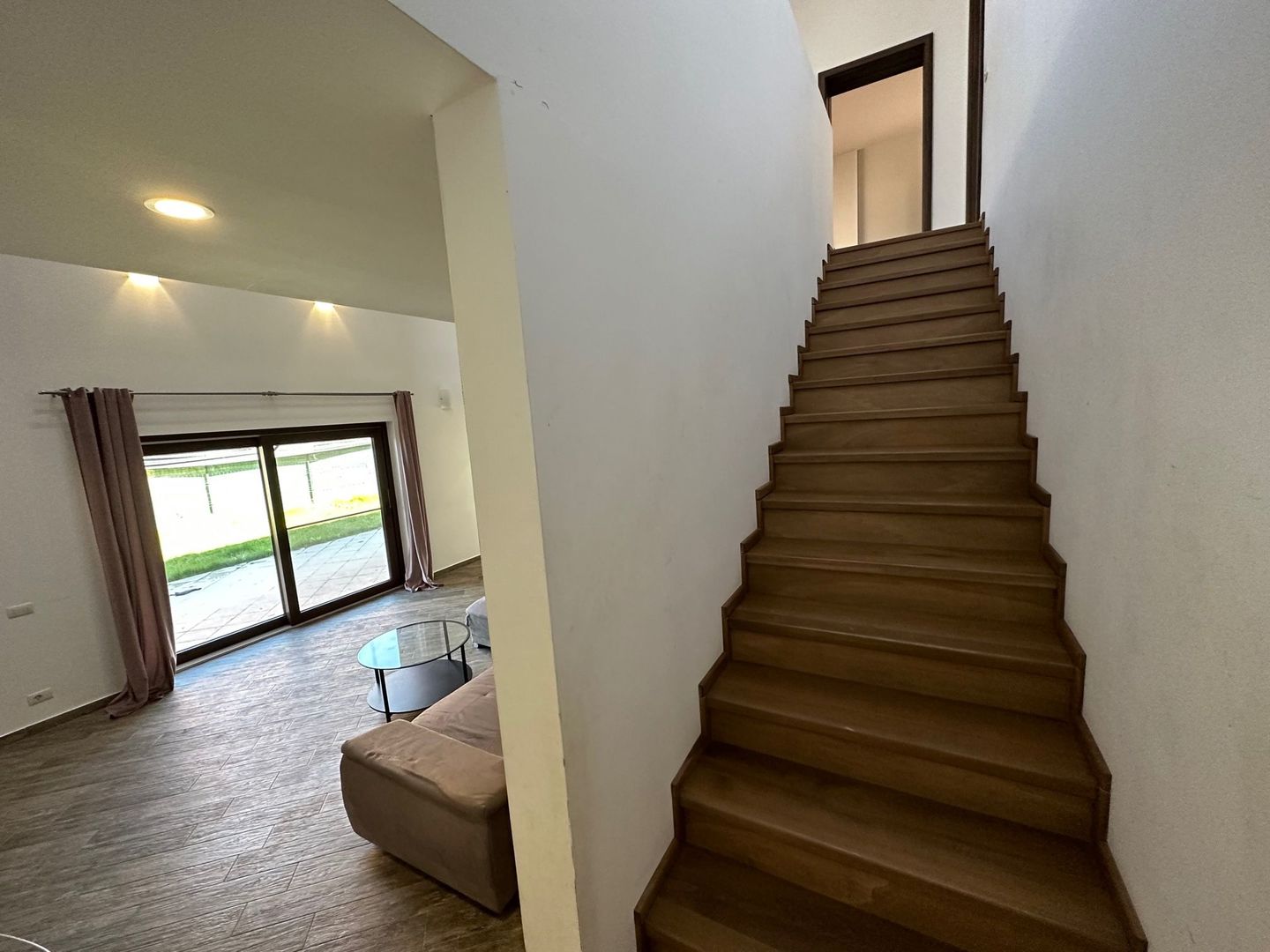 CASA SPATIOASA  CU GARAJ SI TEREN DE 600 MP - Poză 15