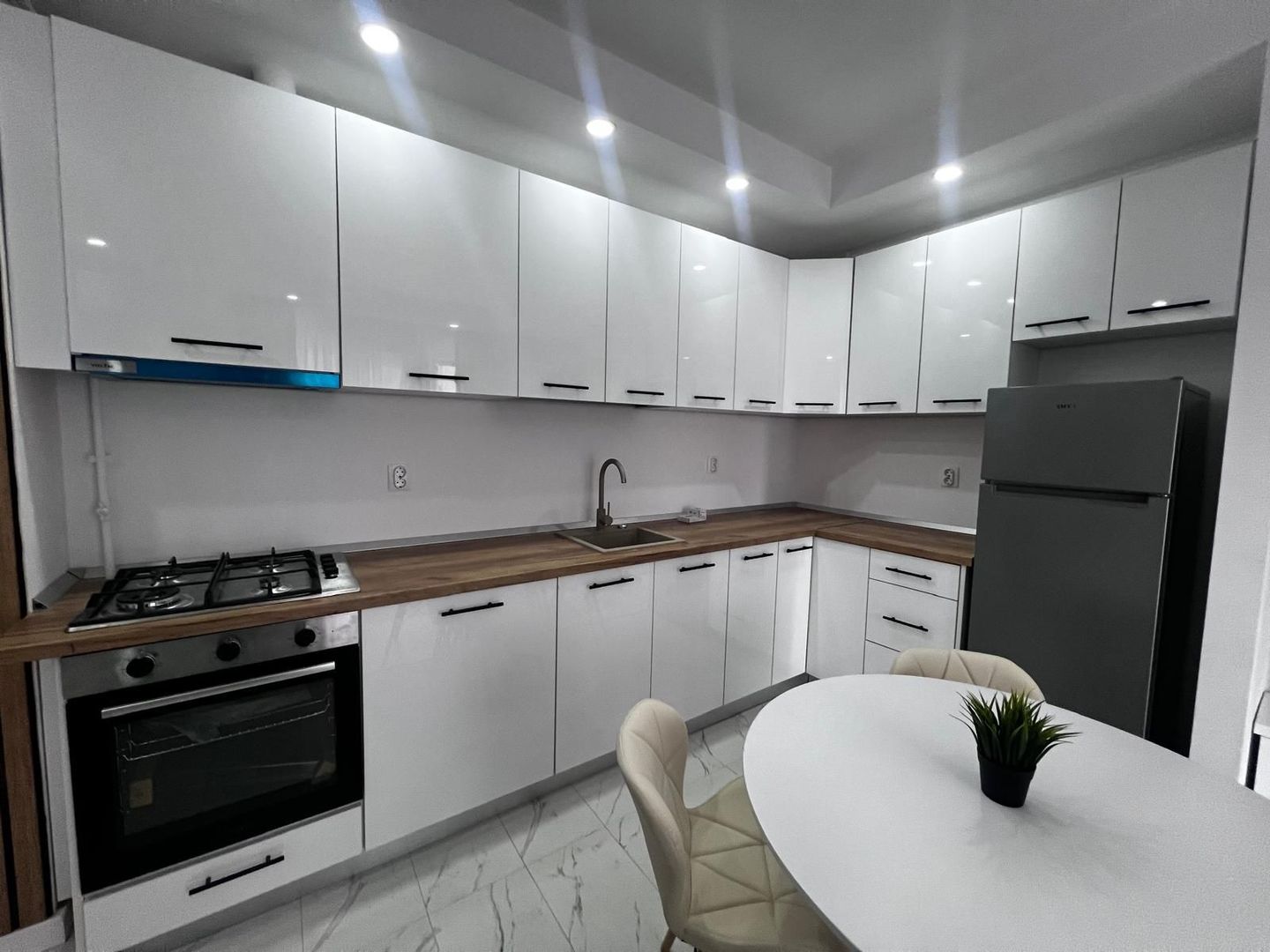 Apartament tip studio de inchiriat la parter - Poză 4