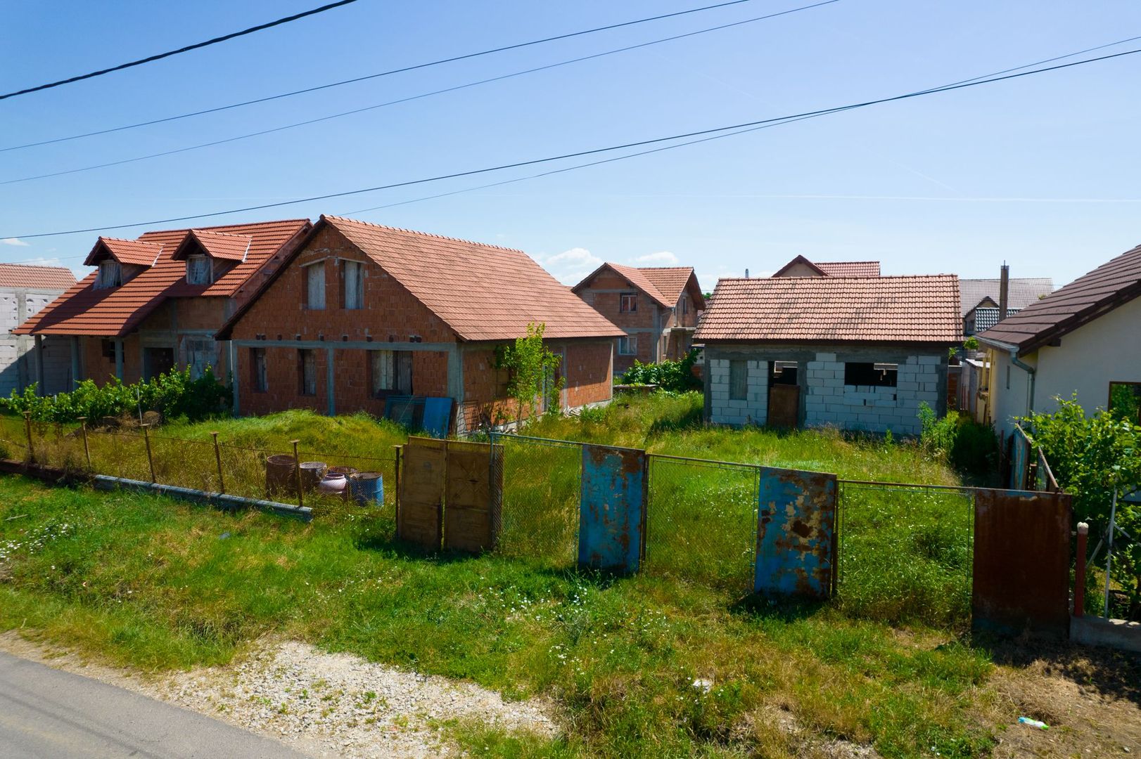 Casă la roșu în Livada - Poză 2