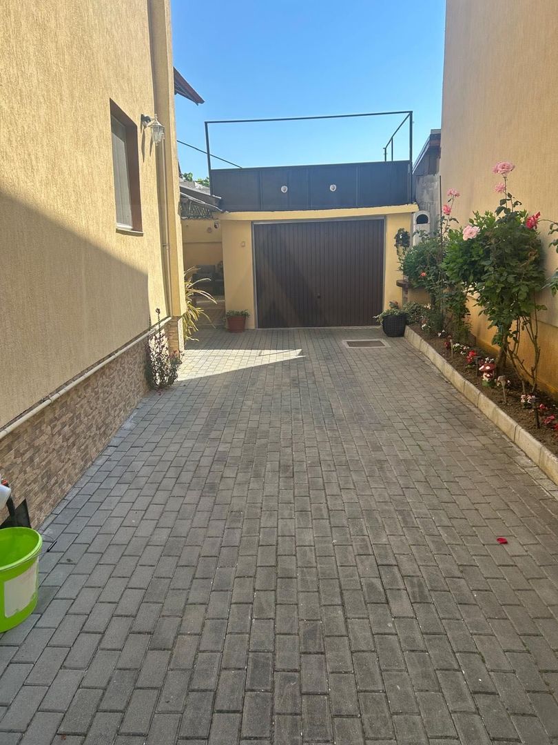 Casa spatioasa cu etaj 270 mp utili curte libera 180 mp zona Reșița - Poză 1