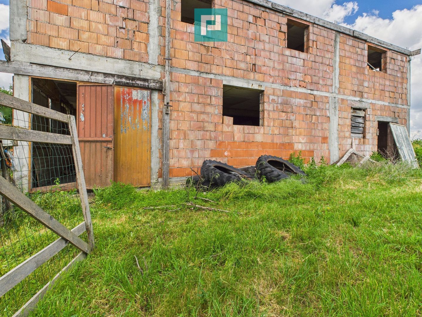 Casă mare, la rosu cu teren generos în Șimand - Poză 7