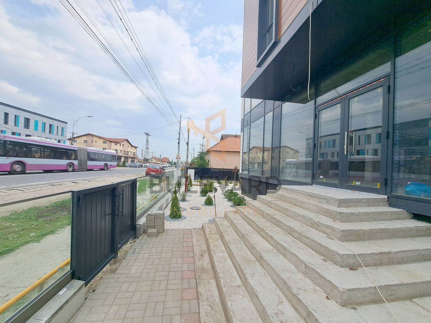 Cladire comerciala situata la drum intens circulat, 1365 mp utili + 20 parcari - Poză 10