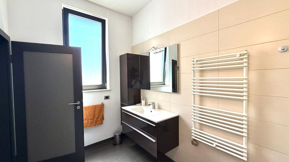 Vila cu 4 camere cu lift, jacuzzi și terasă panoramică tip penthouse - Poză 10