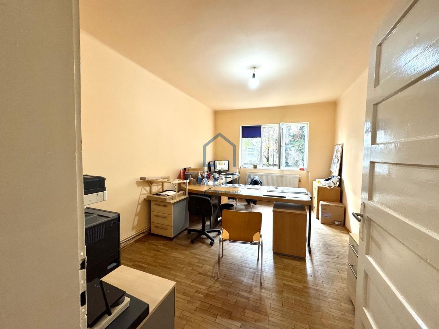 Vanzare apartament - Piata Revolutiei - etaj 1 cu 2 camere - Poză 1