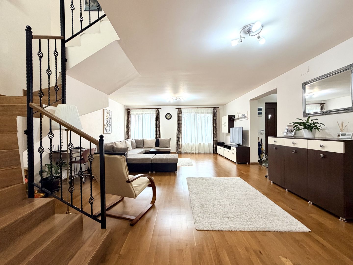 Cămin spațios, luminos și perfect echilibrat,  la 10 minute de centru - Poză 1