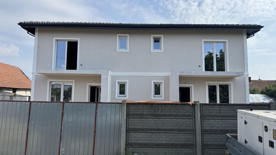 1/2 Duplex Utvin,4 Camere,2 Bai,Toate Utilitatile - Poză 1