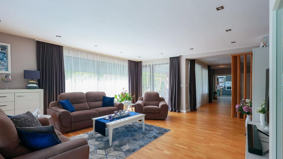 Vilă cu piscină, design mediteraneean. 410.000 E (neg, comision 0) - Poză 9