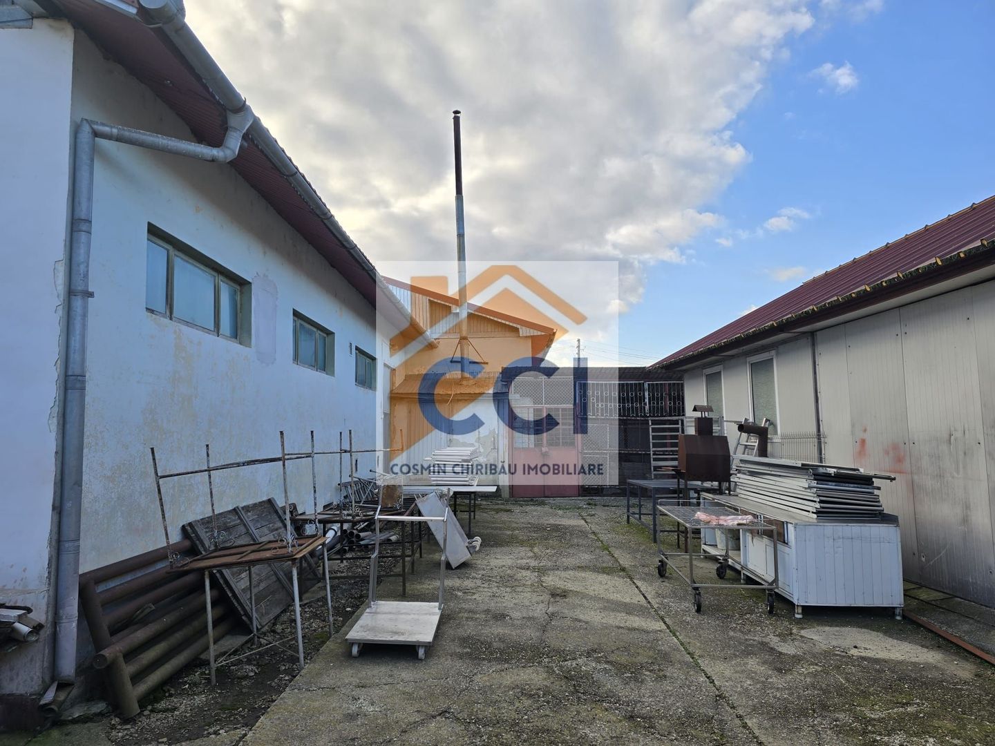 Se oferă spre vânzare / închiriere clădire cu spațiu comercial - Poză 9