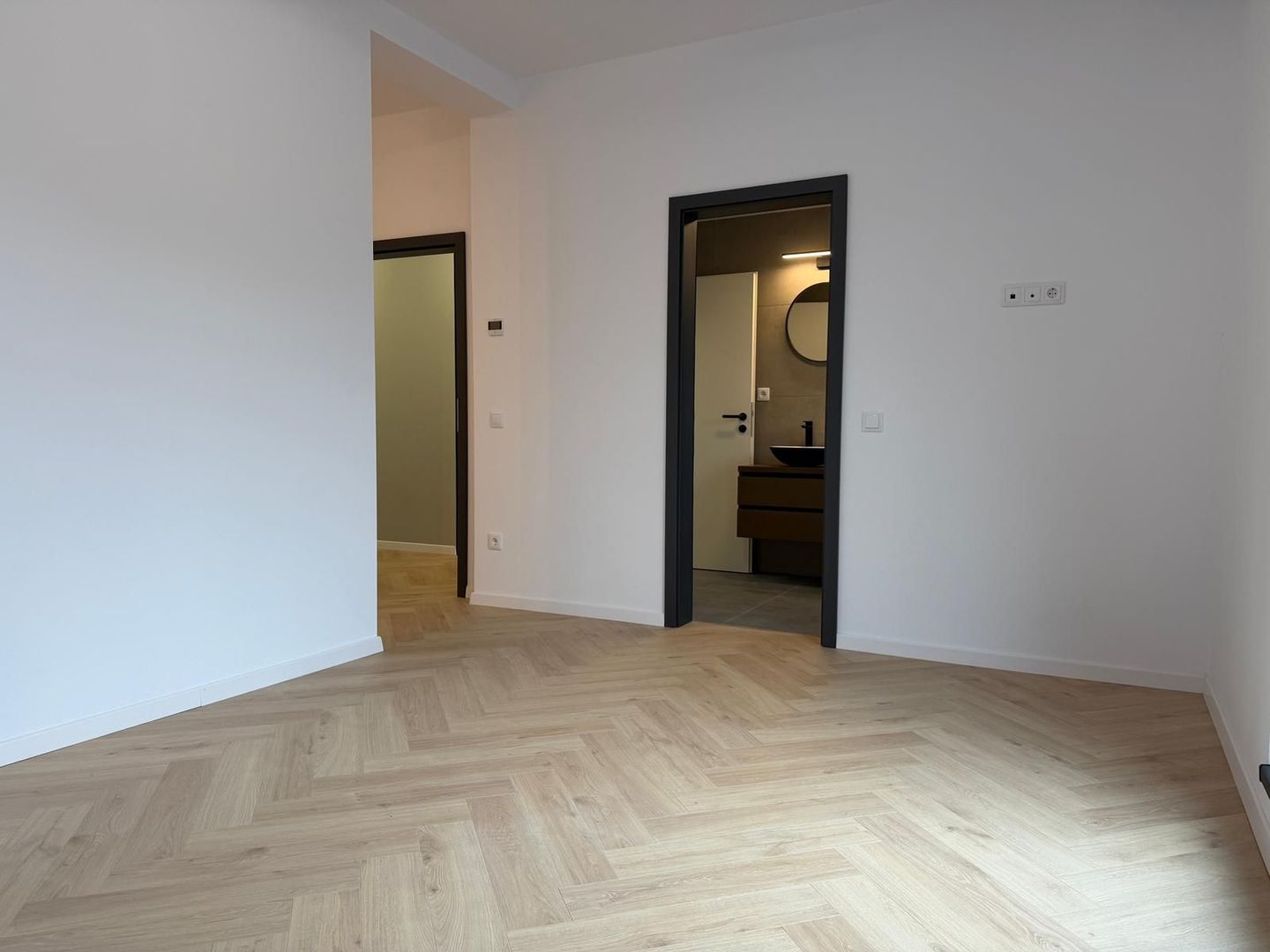 Apartament la Vila, 4 camere si gradina privata - Poză 14