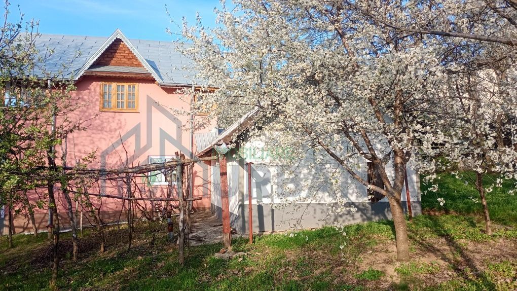 Teren de 2000 mp cu casă în Bucium Pietrarie, Iași – 3 camere, 2 băi, garaj - Poză 1