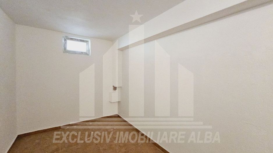 Apartament cu 4 camere si scara interioara de vanzare, Lipoveni - Poză 14