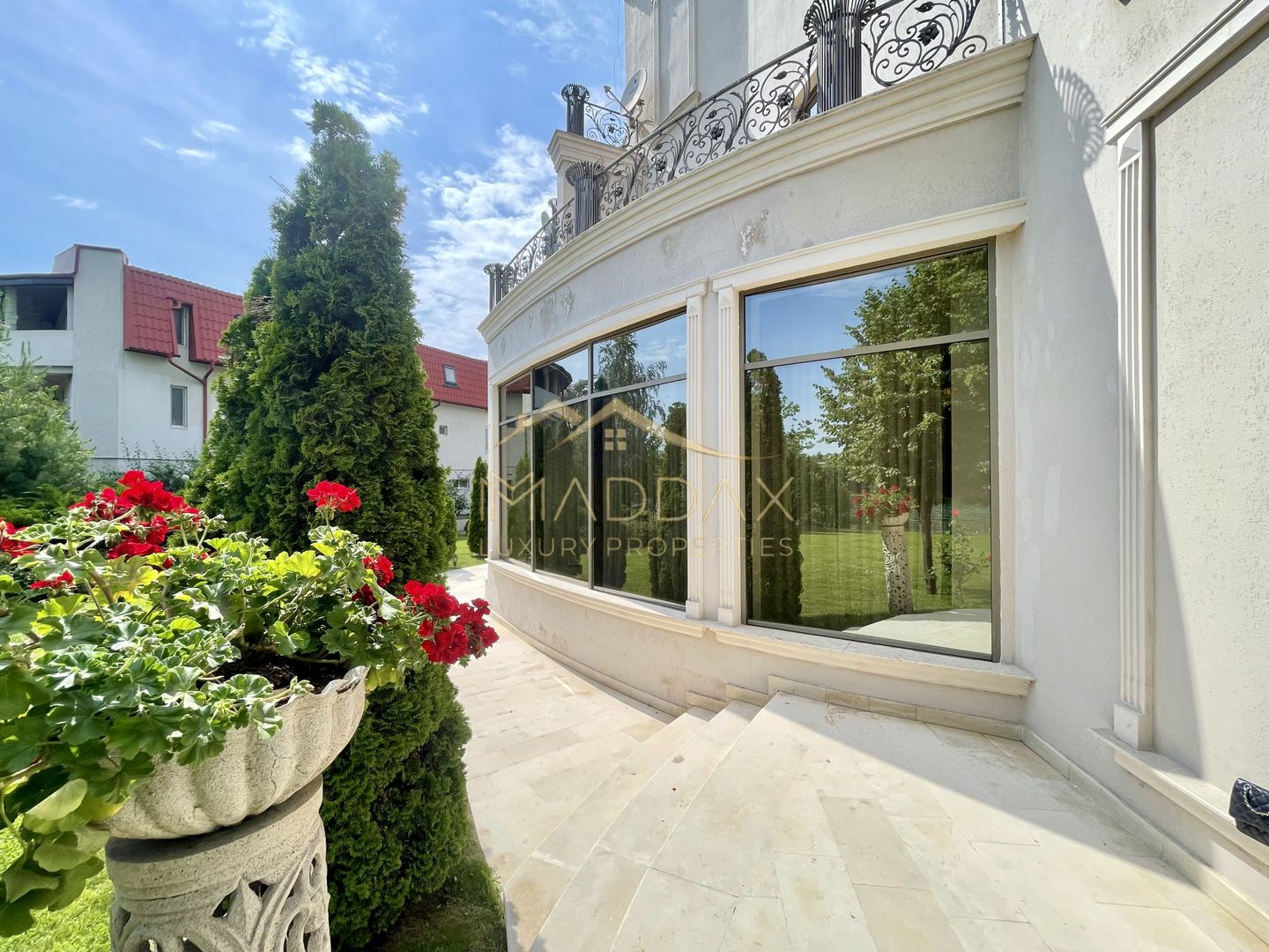 Impressive Villa *1500 SQM usable* 2613 SQM land / Open to the lake - Poză 4