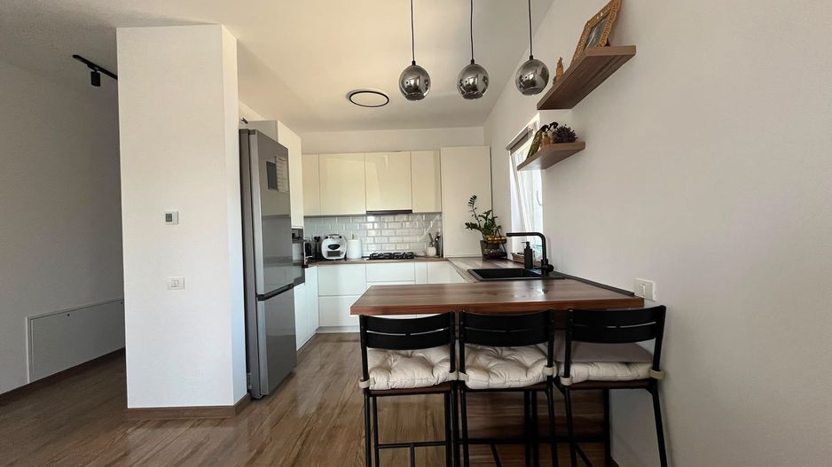 Apartament nou la asfalt.Mobilat si utilat complet. 2 locuri de parcare. - Poză 1