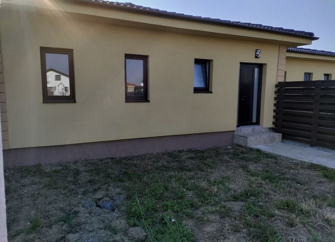 Vand sau schimb cu apartament, casa tip P in Martinesti - Poză 1