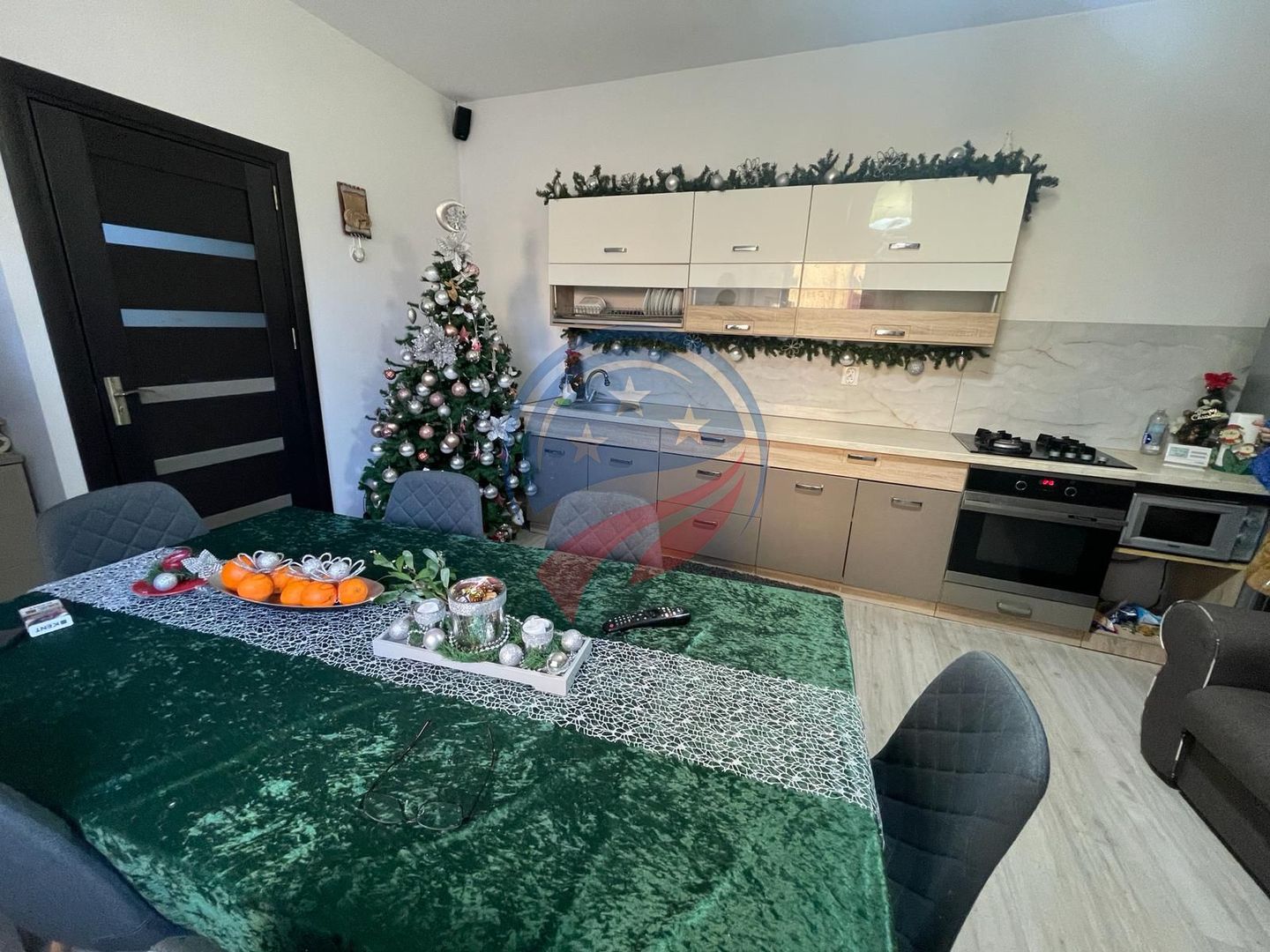 Casa moderna alcatuita din trei apartamente, zona Rovine - Poză 2