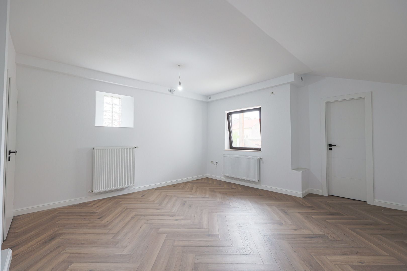 VANDUT! 3 camere amenajat, Finisat premium. - Poză 2