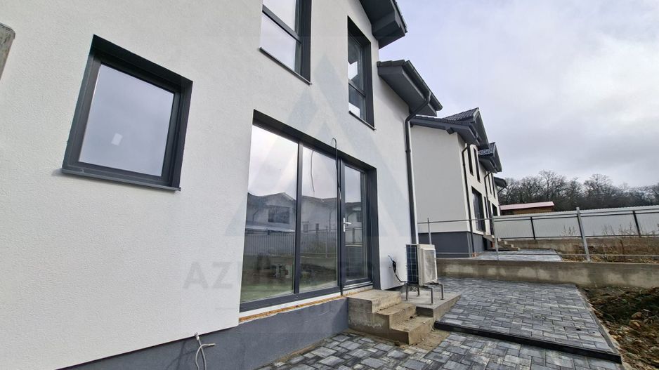 Casa moderna 4 camere 2 bai 3 locuri parcare si pivnita in Cisnadie - Poză 1