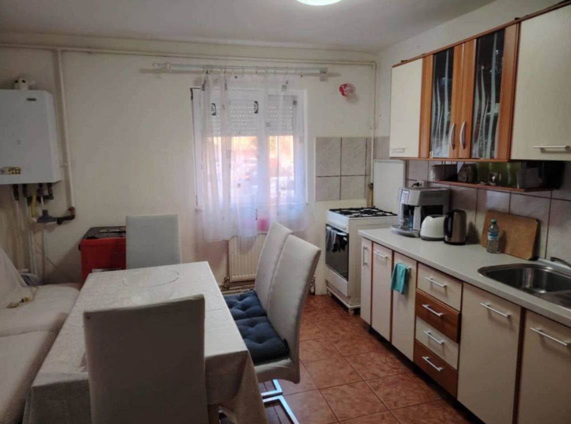 Apartament 2 camere, Cetate, zona Sc. Gen. nr. 7 - Poză 2