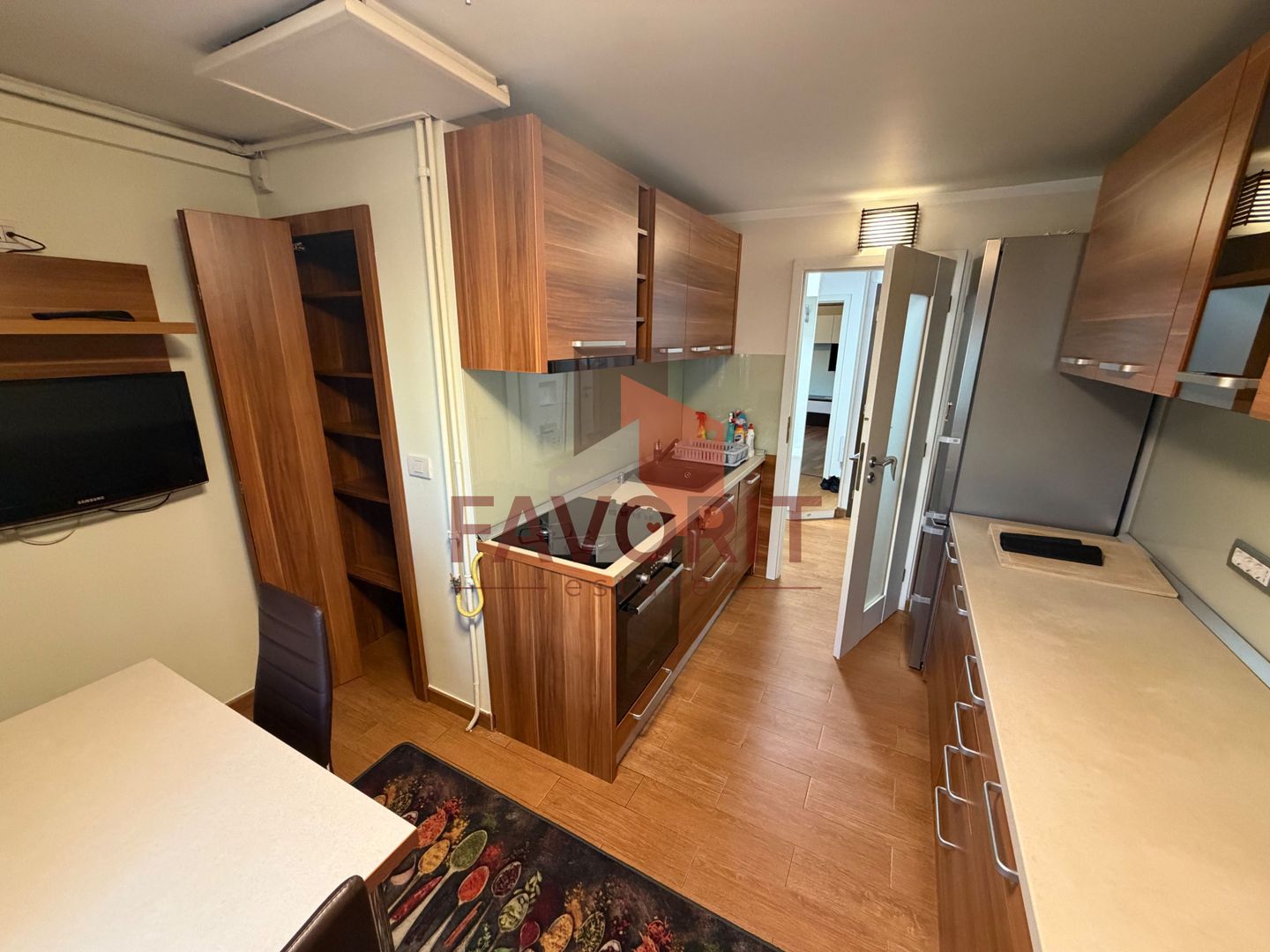 Etaj 2. Disponibil imediat. Garaj. Pozitie excelenta - Poză 9