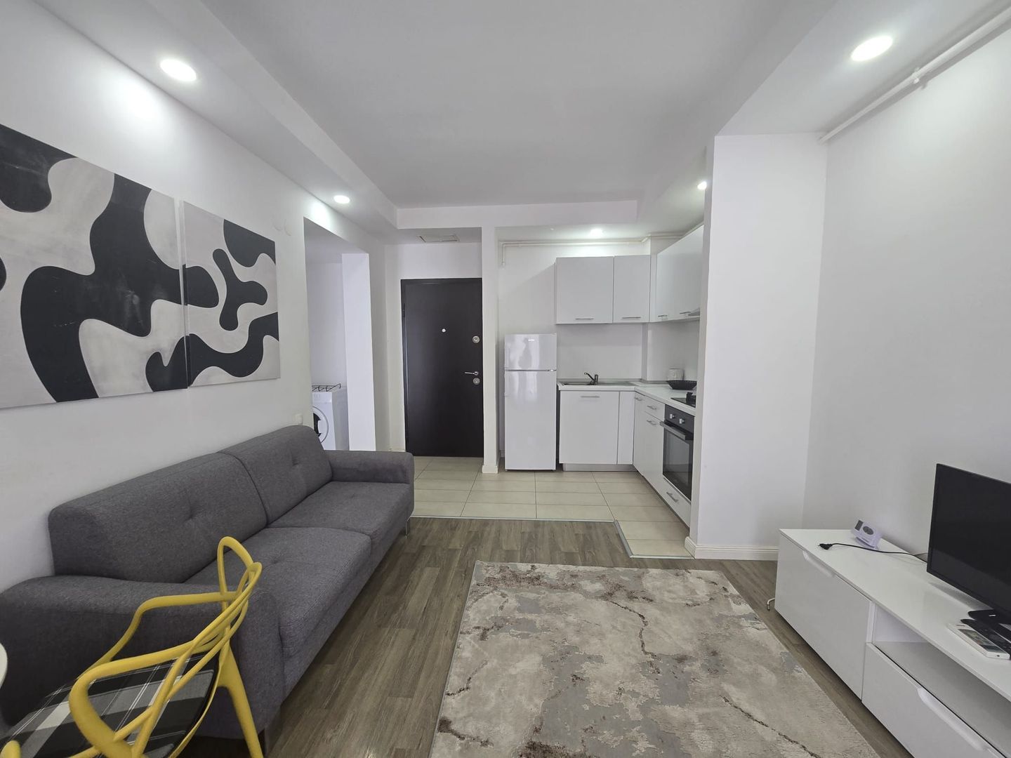 COSMOPOLIS - Apartament cu 2 camere si gradina, mobilat si utilat. - Poză 1