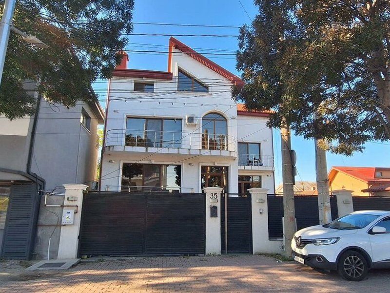 Casă / Vilă cu 8 camere de vânzare - Poză 1