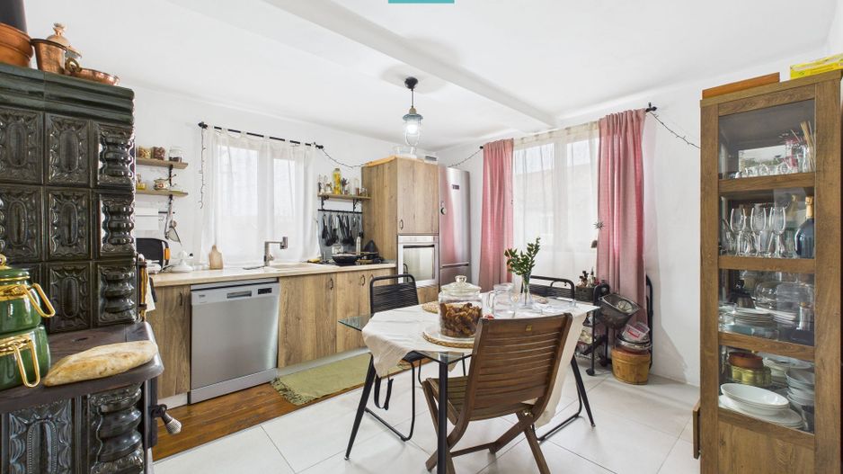 Casă renovată în localitatea Comănești, Arad - Poză 2