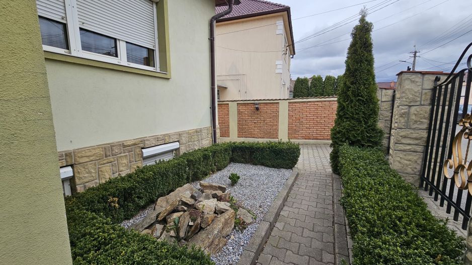 Casa 5 camere 3 bai garaj inchis si teren 700 mp utili in Lazaret - Poză 18
