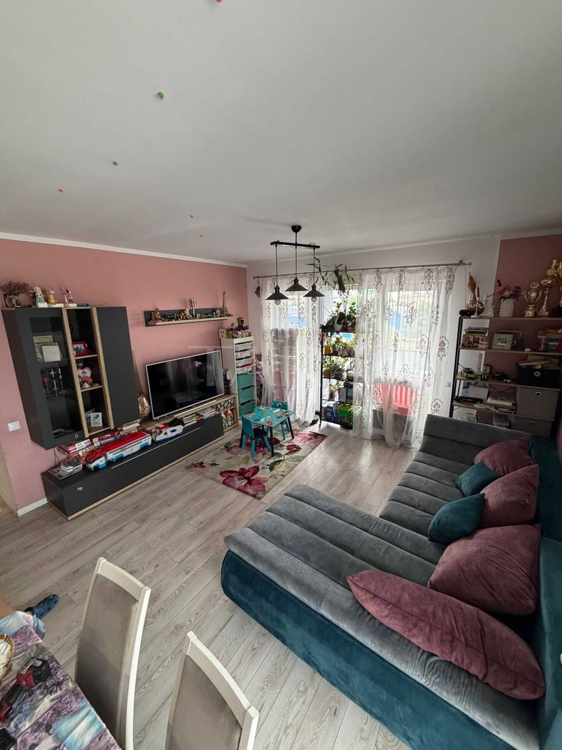Apartament modern cu terasă generoasă și parcare subterană. - Poză 1