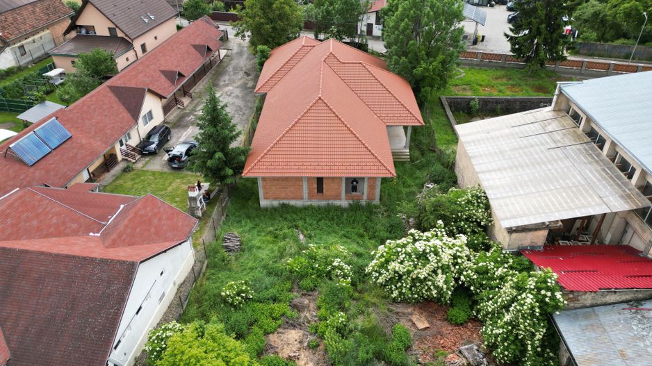 Casă de vânzare 260 mp utili + 1052 mp teren in centrul orasului Covasna - Poză 3