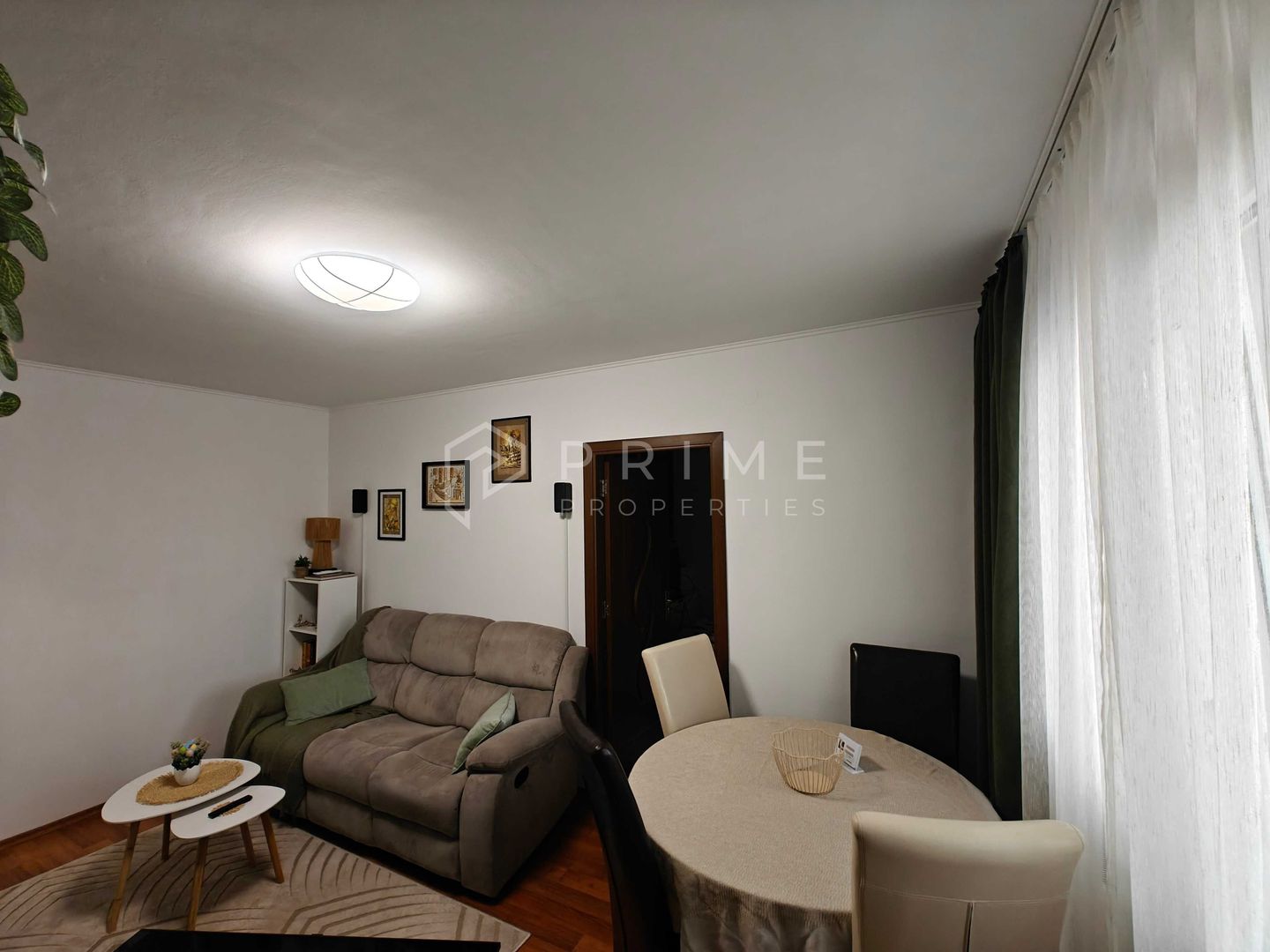 Apartament cu 2 camere, mobilat și renovat – Zona Dâmbul Pietros - Poză 2