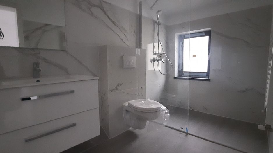 Duplex la cheie despartit prin garaj - Poză 12