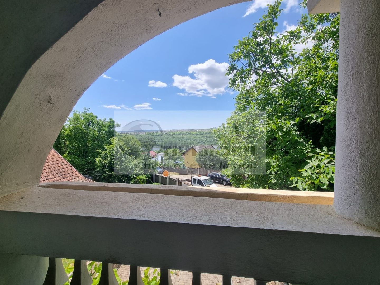 Casă pe trei niveluri, 264 mp utili + Foisor ,teren 2400 mp. - Poză 2