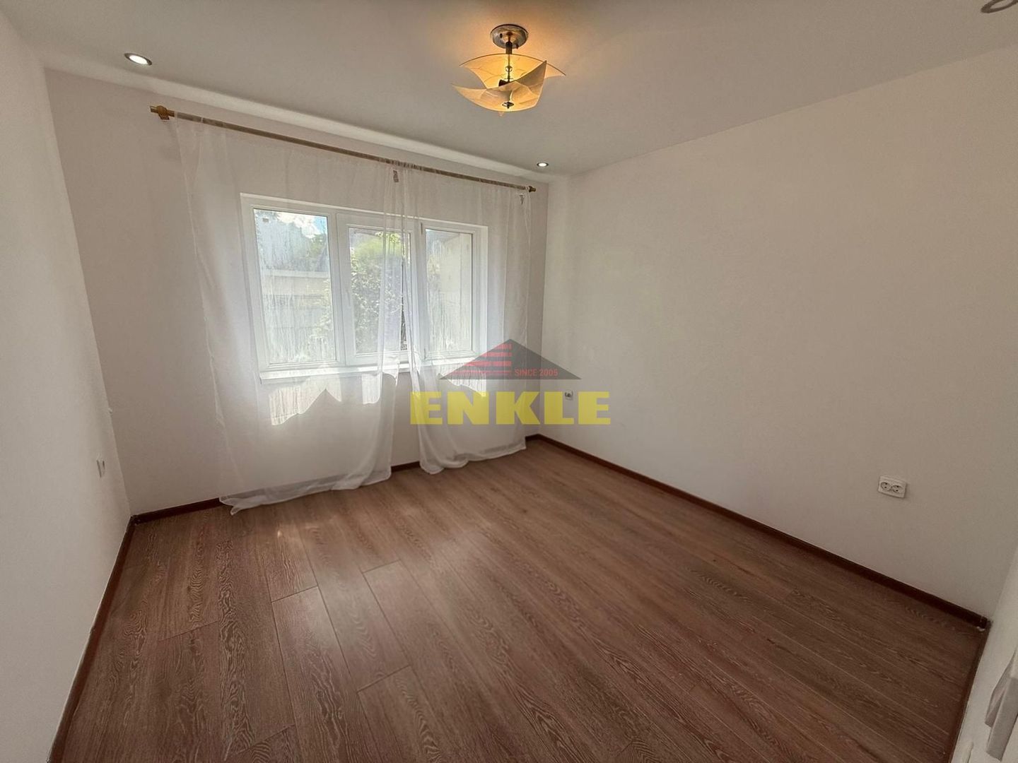 De vânzare apartament 2 camere decomandat – zona Liceului Sportiv - Poză 2