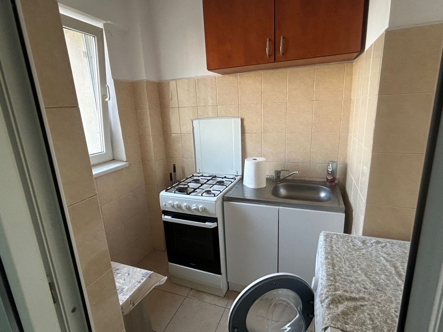 Garsonieră modernă, pat matrimonial, etaj intermediar, preț excelent - Poză 5