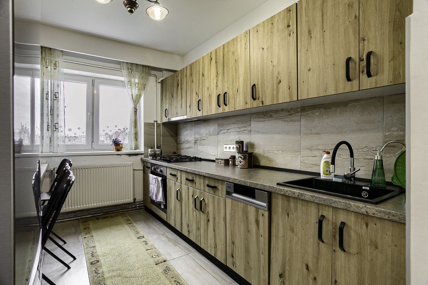 PROPRIETATE VÂNDUTĂ Apartament spatios cu 4 camere langa teatru - Poză 6
