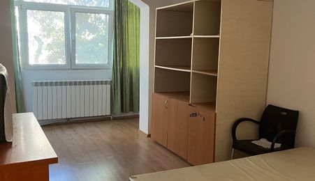vand apartament 2 camere zona Bulevardul Revolutiei ,etaj 1, decomanda