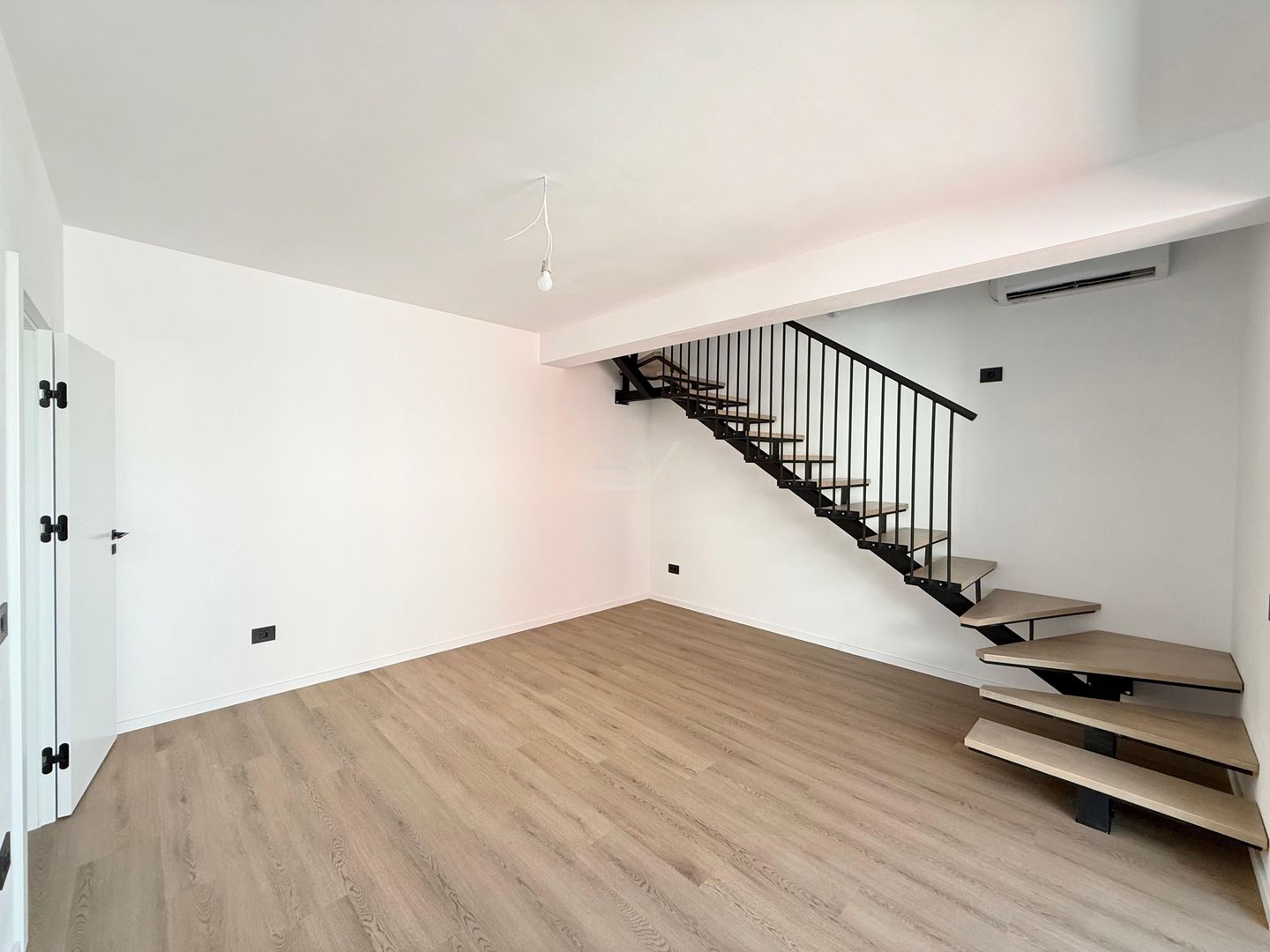 Ap pe 2 niveluri. Bucatarie inchisa, 2 bai. 2 locuri de parcare. - Poză 2