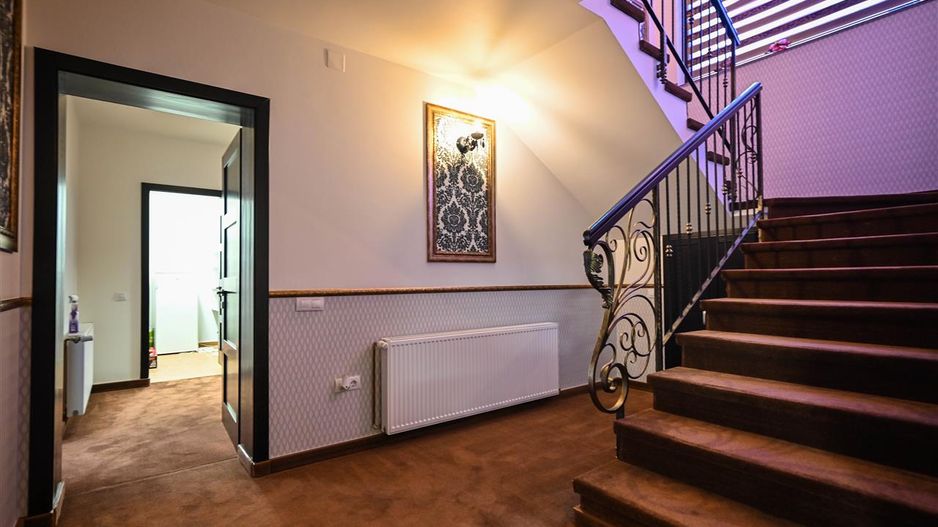 Somptuozitate in stil modern, 2 garaje, 3 terase, totul pe 1.000 mp teren - Poză 55
