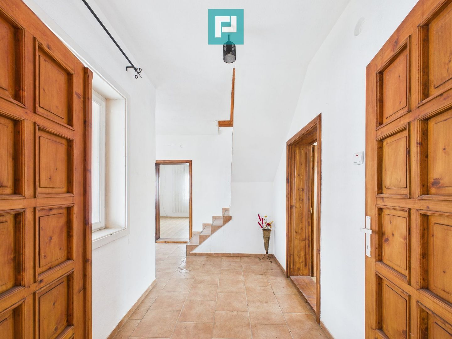 Casă modernă P+1, cu magazin, lângă orașul Sebiș - Poză 1