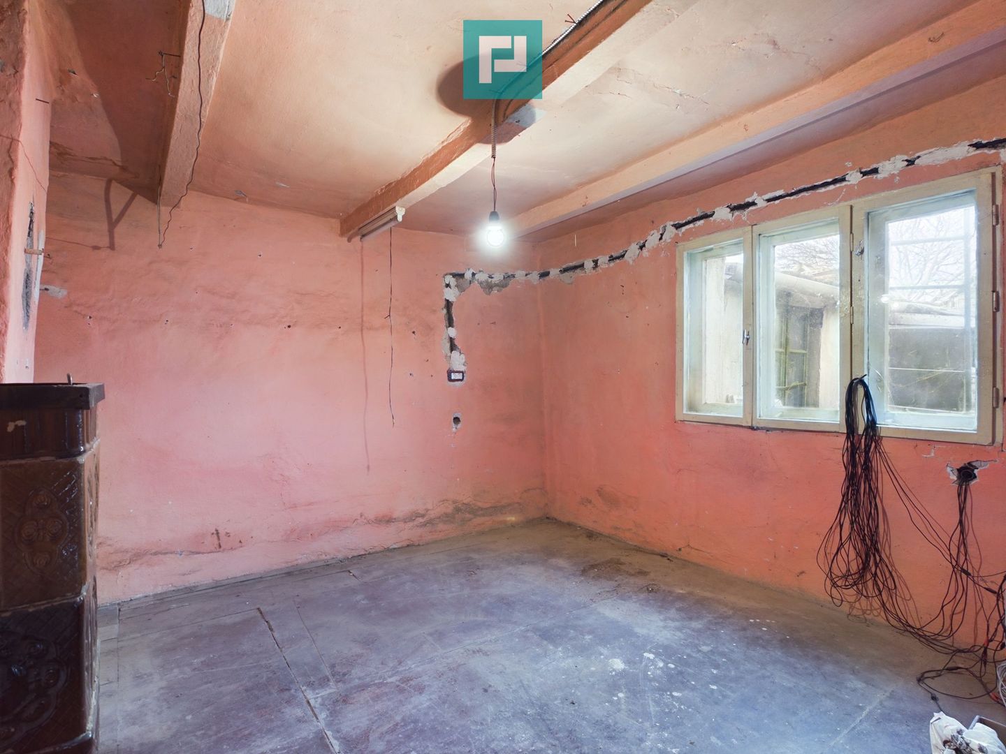 Casă modestă cu 3 camere în Ghioroc - Poză 2