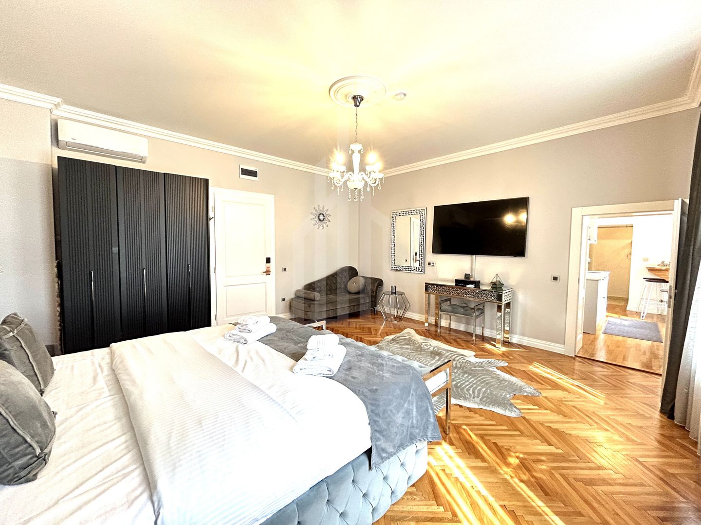 Apartament renovat, cu garaj și pivnițe, în Centrul Istoric al Sibiului - Poză 2