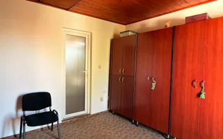 Casă cu spațiu comercial | Curte | Garaj | Parcare | Nojorid - Poză 21
